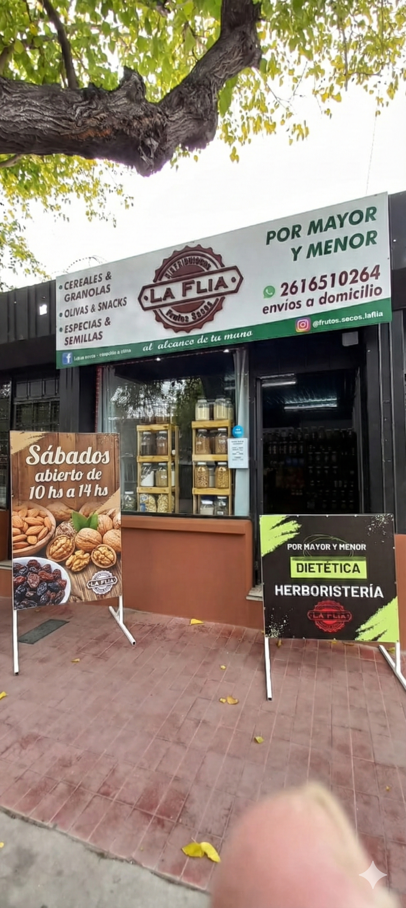 Fachada del local de La Flía en San José, Guaymallén, Mendoza