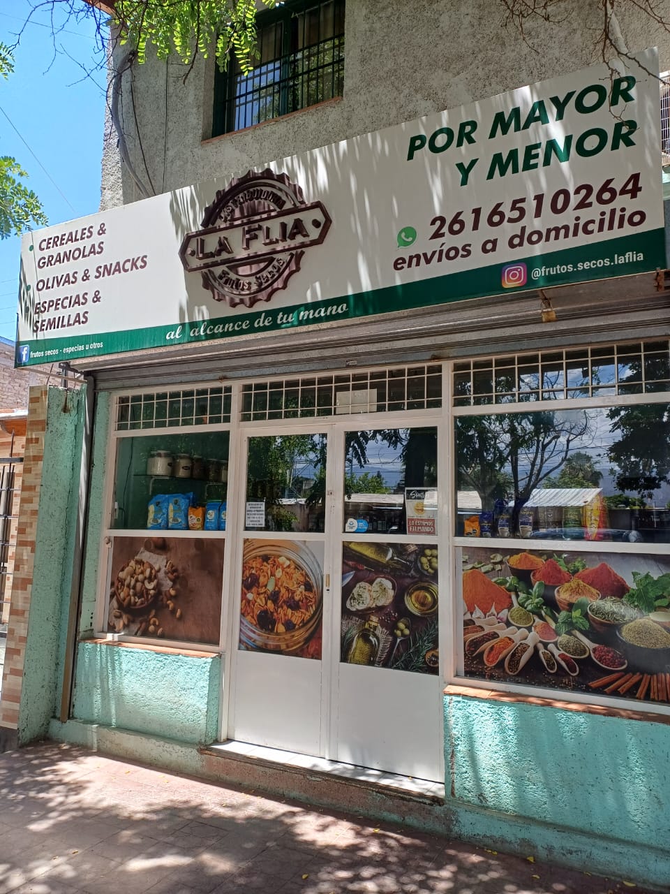 Fachada del local de La Flía en Las Heras, Mendoza